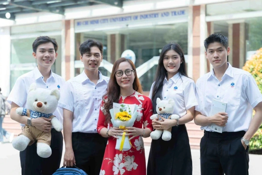 ประกาศดังกล่าวทำให้เด็กนักเรียนร้องว่าโรงเรียนย้ายเร็วเกินไปจนตามไม่ทัน - 2 Thông báo làm sinh viên thốt lên trường sống vội quá, em theo không kịp - 2