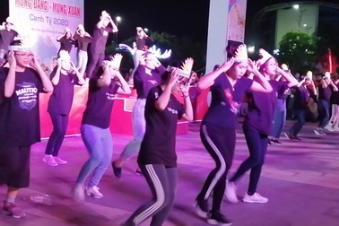 Sôi động những điệu nhảy hiện đại mừng Xuân mới của giới trẻ Bạc Liêu