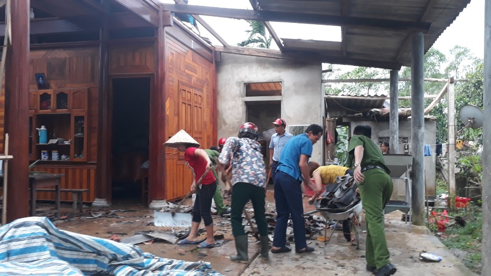 Cận cảnh cả trăm ngôi nhà tan hoang sau trận lốc xoáy - 11 Cận cảnh cả trăm ngôi nhà tan hoang sau trận lốc xoáy - 11