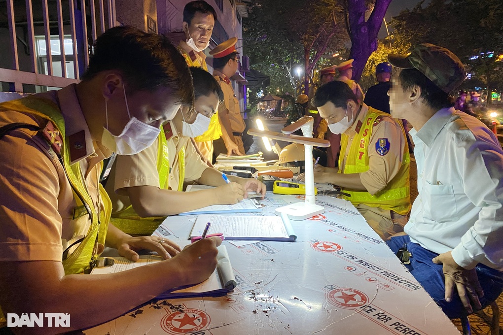 Tài xế vi phạm nồng độ cồn ở TPHCM: Phạt 7 triệu thì tôi bỏ luôn xe - 2 Tài xế vi phạm nồng độ cồn ở TPHCM: Phạt 7 triệu thì tôi bỏ luôn xe - 2