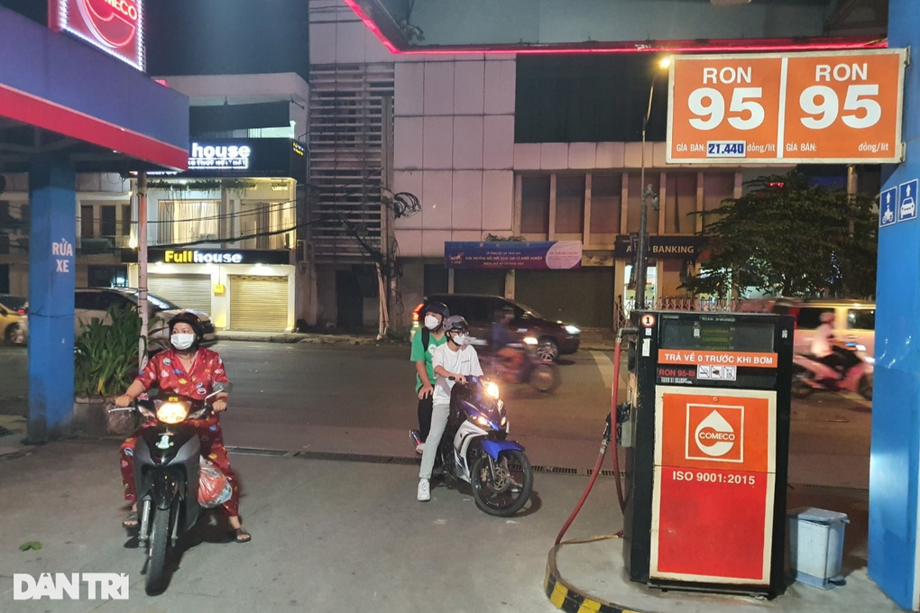 Bác sĩ ở TPHCM tái mặt khi được bệnh nhân mang cả bình xăng đến tặng - 2 Bác sĩ ở TPHCM tái mặt khi được bệnh nhân mang cả bình xăng đến tặng - 2