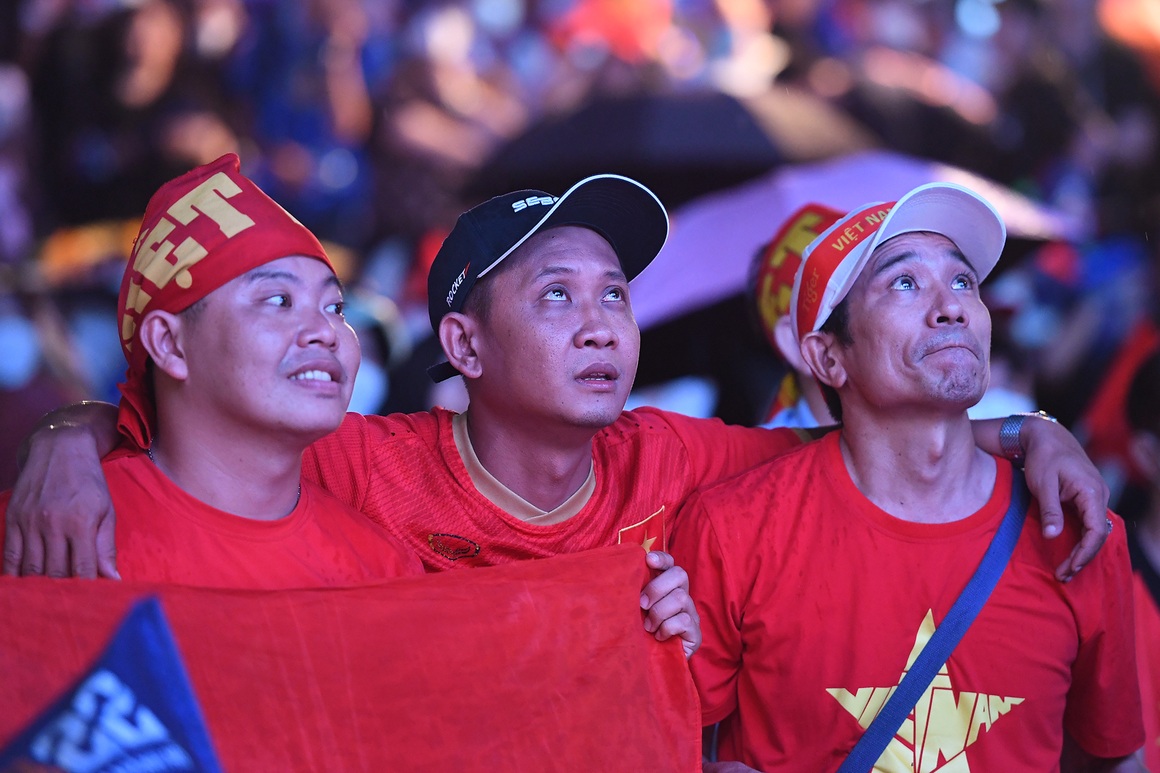Hàng nghìn cổ động viên TPHCM đội mưa ăn mừng chiến thắng của U23 Việt Nam - 11 Hàng nghìn cổ động viên TPHCM đội mưa ăn mừng chiến thắng của U23 Việt Nam - 11