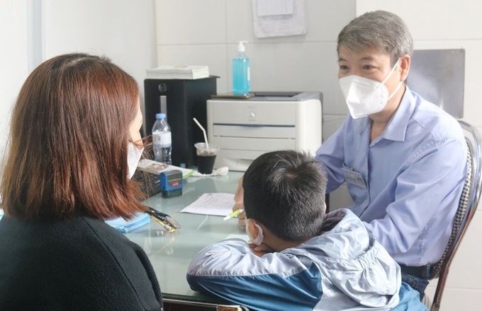 Bác sĩ Bệnh viện Nhi Trung ương tư vấn sức khỏe cho gia đình có trẻ bị trầm cảm. Ảnh CTV