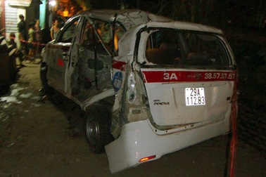 Hà Nội: Tàu hỏa đâm taxi, hai người nguy kịch