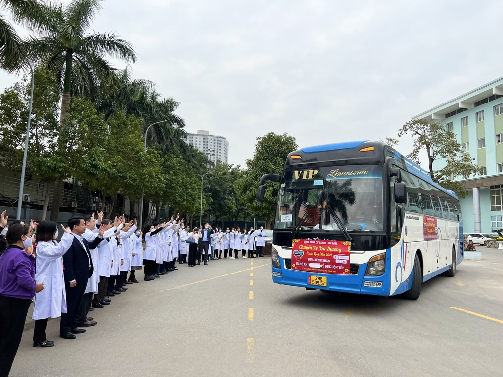 500 bệnh nhân ung thư về ăn Tết trên chuyến xe 0 đồng - 4 500 bệnh nhân ung thư về ăn Tết trên chuyến xe 0 đồng - 4
