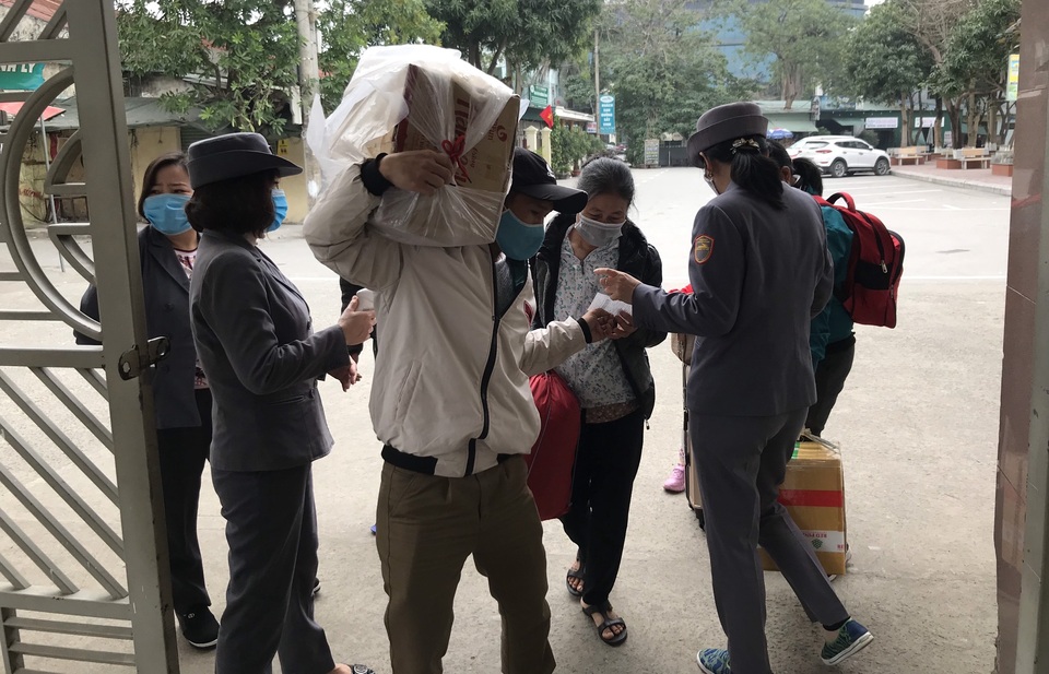 Sợ Covid-19, hàng nghìn khách trả vé tàu, ga Vinh vắng hoe giữa ngày Tết - 3 Sợ Covid-19, hàng nghìn khách trả vé tàu, ga Vinh vắng hoe giữa ngày Tết - 3