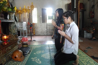 Hàng trăm thí sinh đến đền, chùa cầu may thi tốt nghiệp