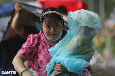 Hàng nghìn du khách dầm mưa vui chơi dịp lễ tại Thảo Cầm Viên TPHCM