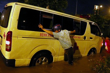 Đại lộ Thăng Long thành sông, người dân “cứu” xe cấp cứu