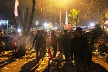 Nửa đêm đi lễ hội cầu may 