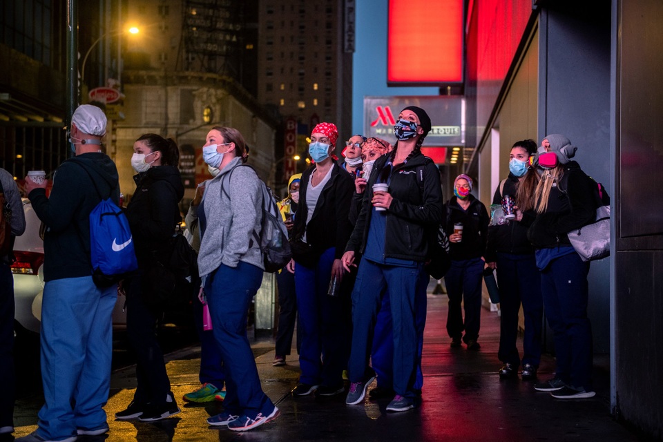 Chuyện chưa kể về hàng ngàn blouse trắng chi viện cho điểm nóng New York - 1