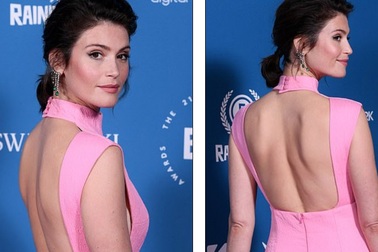 Cựu Bond girl khoe lưng trần gợi cảm