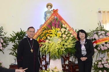 Phó Chủ tịch nước chúc mừng Giáng sinh tại Tòa Giám mục giáo phận Bùi Chu