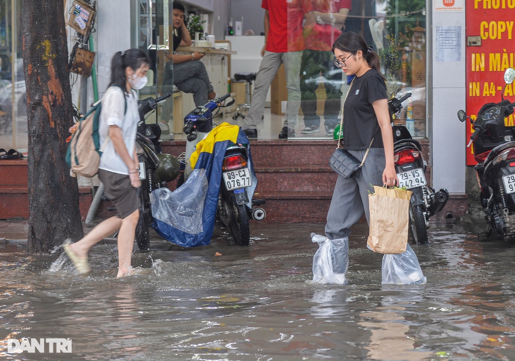 Nhiều tuyến phố Hà Nội ngập sâu sau trận mưa vàng - 7 Nhiều tuyến phố Hà Nội ngập sâu sau trận mưa vàng - 7