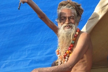 Kỳ lạ người đàn ông giơ cánh tay lên trời suốt 38 năm