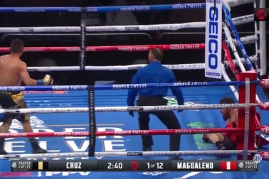 Võ sĩ 22 tuổi hạ knock-out nhà vô địch thế giới sau 53 giây