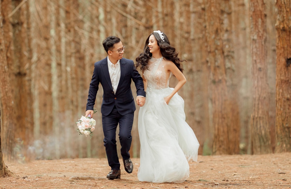 Á hậu Thúy An ngọt ngào khóa môi chồng tại Đà Lạt - 1 Á hậu Thúy An ngọt ngào khóa môi chồng tại Đà Lạt - 1