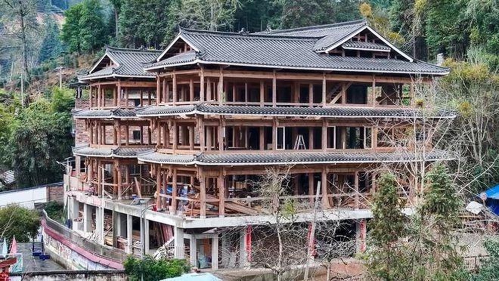 Cụ ông 76 tuổi tự làm nhà gỗ rộng 1.200m2 không dùng đinh, không bản vẽ - 2 Cụ ông 76 tuổi tự làm nhà gỗ rộng 1.200m2 không dùng đinh, không bản vẽ - 2