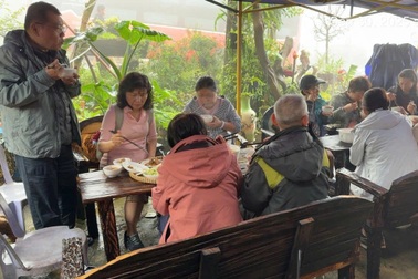 Đoàn khách Đài Loan mắc kẹt vì sạt lở, người dân Lào Cai đãi ăn miễn phí