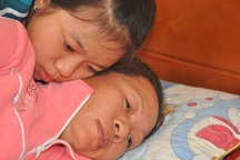 Bé gái 10 tuổi mồ côi cha: Mẹ ơi! mẹ đừng chết nhé