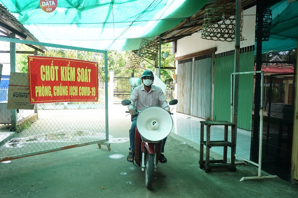 Nhà báo phường đưa thông tin phòng chống dịch đến tận mỗi người dân - 1 Nhà báo phường đưa thông tin phòng chống dịch đến tận mỗi người dân - 1