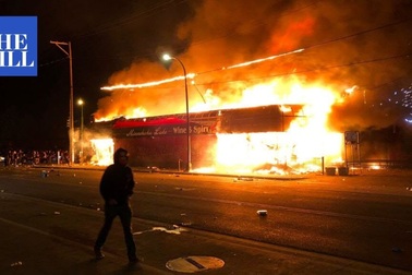 Mỹ: Người biểu tình tấn công loạt cơ quan công quyền