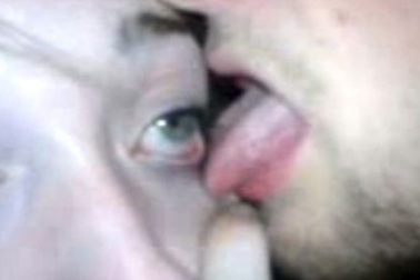 Trào lưu liếm nhãn cầu tại Nhật Bản bắt nguồn từ video ca nhạc