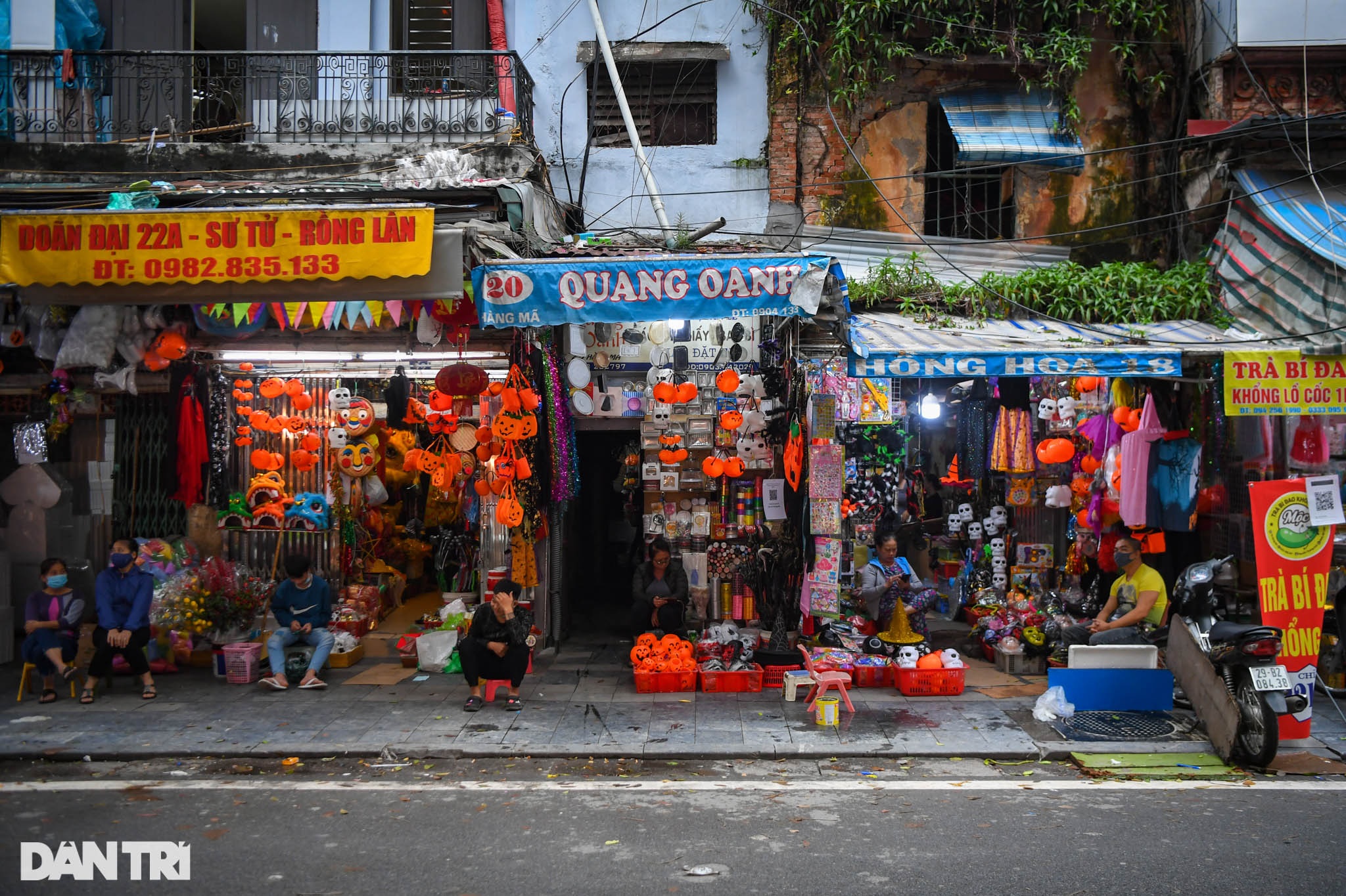Phố đồ chơi Hàng Mã ảm đạm, vắng khách trong ngày cận kề dịp lễ Halloween - 2 Phố đồ chơi Hàng Mã ảm đạm, vắng khách trong ngày cận kề dịp lễ Halloween - 2