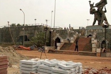 Phải ngăn “phong trào” xây tượng đài, cổng chào!