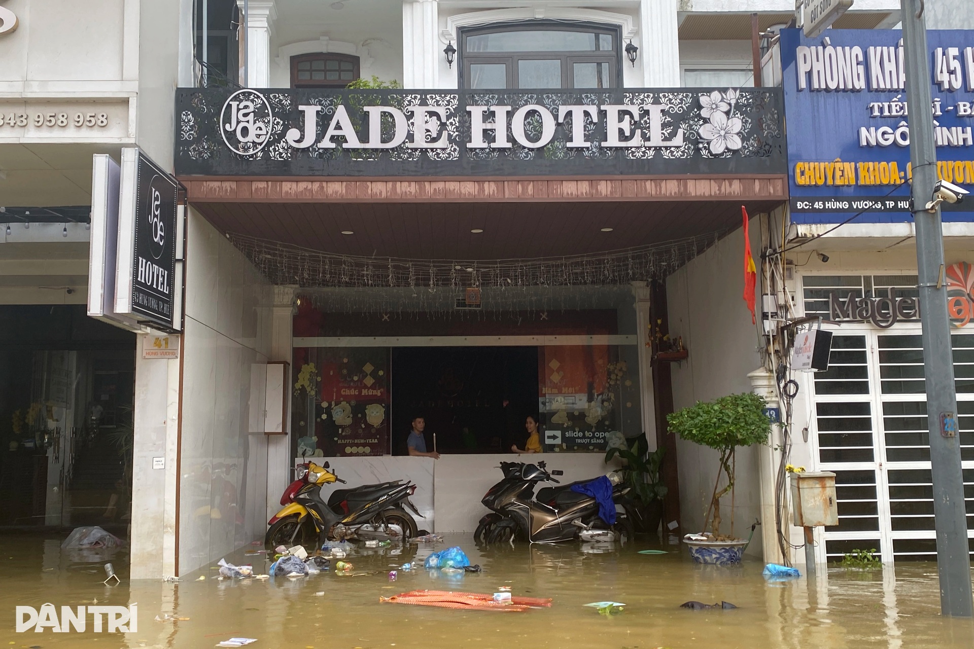 Nhiều nơi ở Huế lại chìm trong mưa lũ, rác thải bủa vây các khu phố - 8