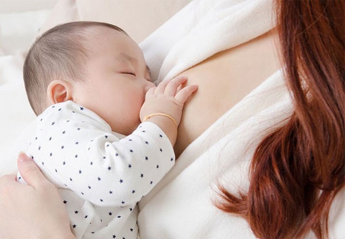 Cho trẻ sơ sinh bú mẹ chia thành nhiều cữ nhỏ và theo dõi sát sao biểu hiện của con để kịp thời hạ sốt, bù nước (Ảnh: Internet)