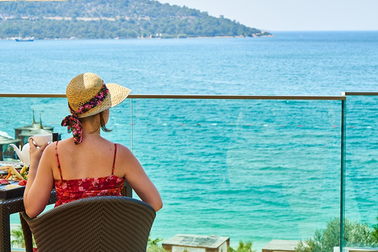 Khách sạn 64 năm tuổi ở khu nghỉ dưỡng "tắm tiên" phá sản vì Covid-19