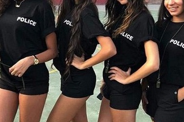 Nữ cảnh sát giao thông mặc quần short ngắn để hút khách du lịch