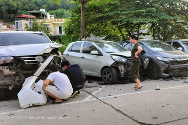 Hàng chục ô tô đỗ bên đường bị xe bán tải "róc" toạc đầu