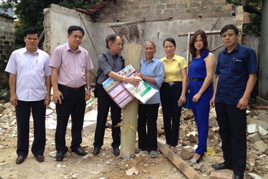 Báo Dân trí trao 150 suất quà ủng hộ đồng bào bị lũ lụt tại Quảng Ninh