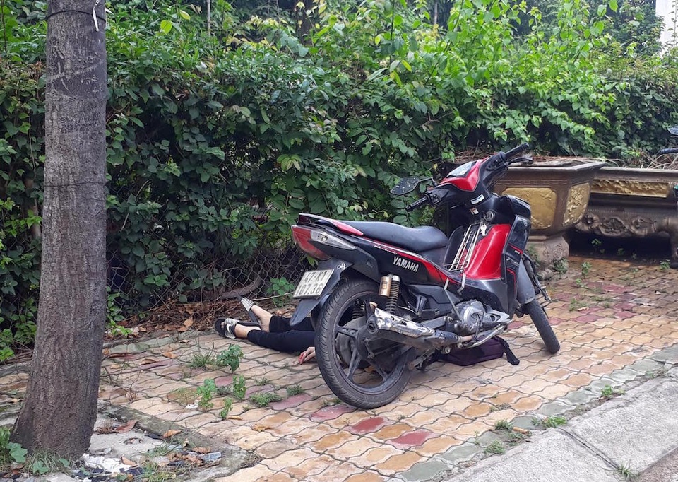 Nam thanh niên đang chạy xe thì gục ngã với con dao găm trên ngực - 1 Nam thanh niên đang chạy xe thì gục ngã với con dao găm trên ngực - 1
