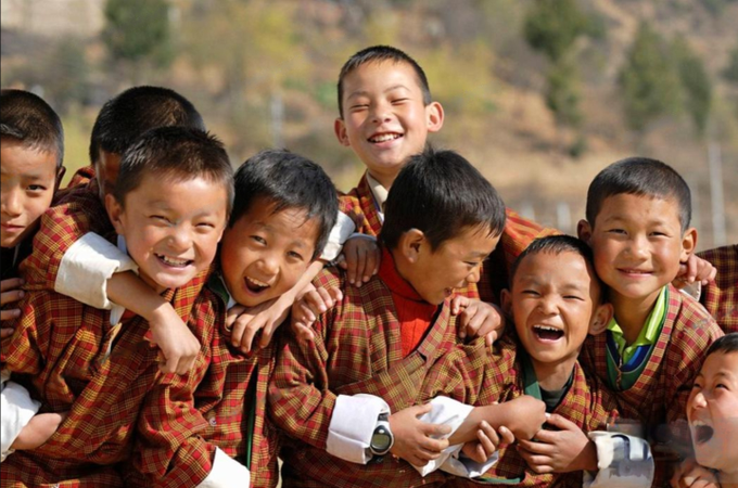 Nam mặc Gho và nữ mặc Kira.
