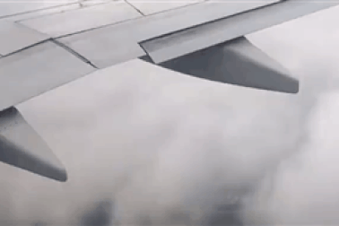 Hành khách “tá hỏa” khi động cơ máy bay bốc cháy trên không