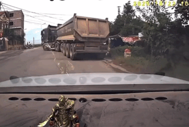 Ô tô tải lật nghiêng sau pha đánh lái tránh xe ben sang đường