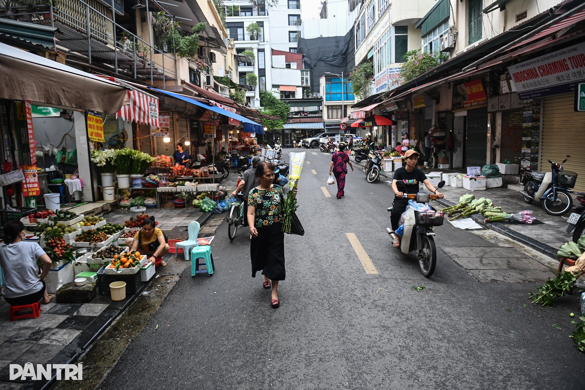 Chợ Tết Đoan Ngọ thưa người, shipper giao đồ cúng bở hơi tai - 3 Chợ Tết Đoan Ngọ thưa người, shipper giao đồ cúng bở hơi tai - 3