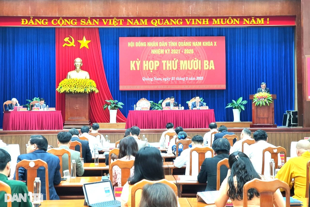 Bỏ phiếu cho ông Nguyễn Viết Dũng thôi làm đại biểu HĐND Quảng Nam - 1 Bỏ phiếu cho ông Nguyễn Viết Dũng thôi làm đại biểu HĐND Quảng Nam - 1