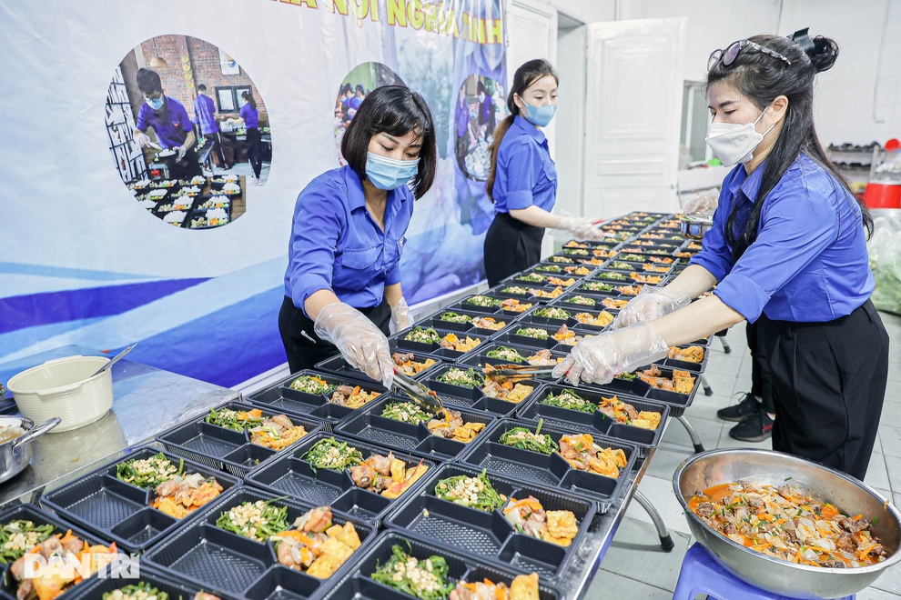 Nấu hàng trăm suất cơm miễn phí gửi tới tuyến đầu chống dịch - 3 Nấu hàng trăm suất cơm miễn phí gửi tới tuyến đầu chống dịch - 3