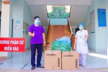 Hàng cứu trợ của bạn đọc Dân trí đã tới nơi nghìn công nhân bị mắc kẹt