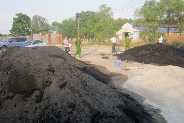 Công ty đổ 50 tấn chất thải ra môi trường bị đình chỉ sản xuất