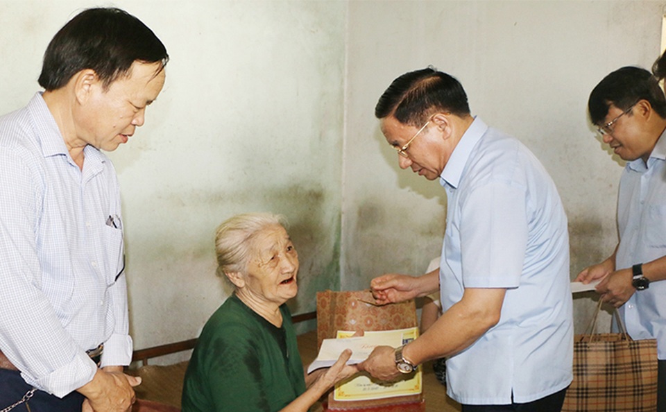 Lãnh đạo Hà Tĩnh ân cần thăm hỏi, tặng quà gia đình thương binh, liệt sĩ - 1 Lãnh đạo Hà Tĩnh ân cần thăm hỏi, tặng quà gia đình thương binh, liệt sĩ - 1