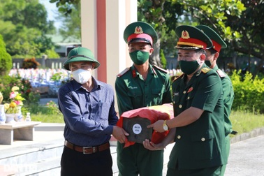 Tổ chức trọng thể Lễ truy điệu và an táng 10 hài cốt liệt sĩ