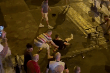 Cổ động viên Anh và Xứ Wales choảng nhau trước trận đại chiến