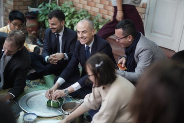 Sếp Tây cưỡi Vespa cover Điệp khúc mùa xuân