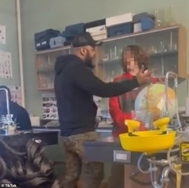 Seorang orang tua harus hadir di pengadilan setelah menyerbu ke dalam kelas untuk memarahi dan mengancam teman-teman sekelas anaknya - 1 Xông vào lớp mắng nhiếc, đe dọa bạn học của con, một phụ huynh phải hầu tòa - 1