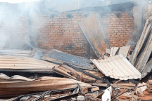 Cháy phòng trọ ở TPHCM, người dân ôm tài sản tháo chạy